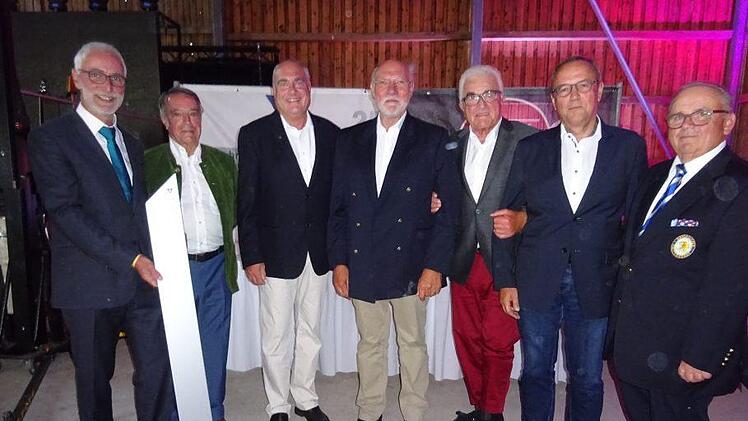Die Gründungsmitglieder (von links) Elmar Demling, Dirk Brosge, Franz Wüst, Wilfried Ullmer, Michael Rauch, eingerahmt von Roland Köth (ganz links) und Roland Bartowitz (rechts).  Foto: Anton Then