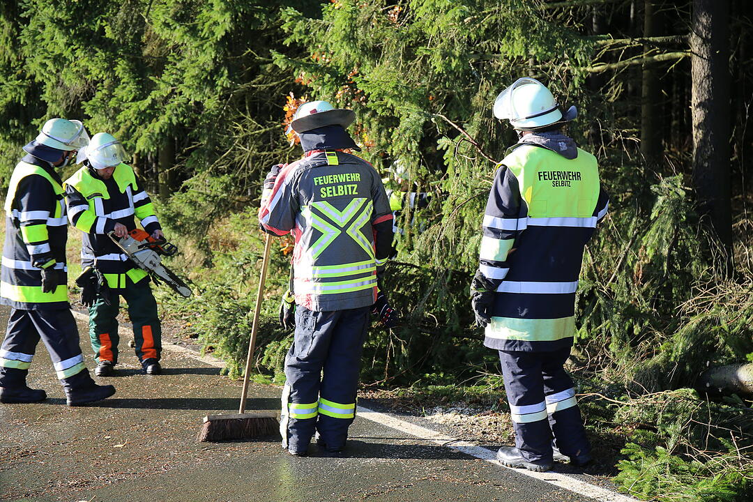 Feuerwehr in Oberfranken nach Sturmtief Herwart im Dauereinsatz