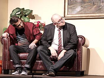 Die Männer der Familie Brösel möchten die Abwesenheit der Hausfrau nutzen, um "die Puppen tanzen zu lassen". Sie sind aber aus der Übung oder können es noch nicht. Foto: Richard Sänger