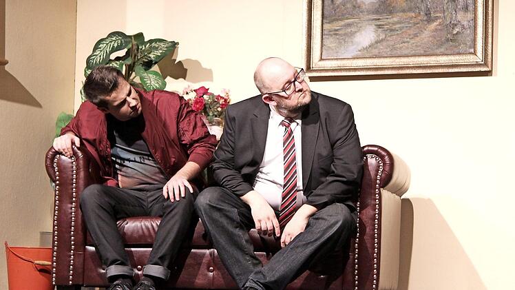 Die Männer der Familie Brösel möchten die Abwesenheit der Hausfrau nutzen, um "die Puppen tanzen zu lassen". Sie sind aber aus der Übung oder können es noch nicht. Foto: Richard Sänger