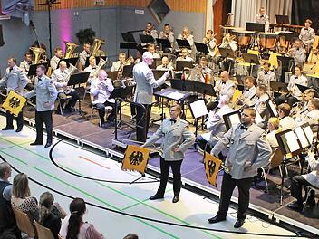 Mit einer schmissigen Fanfare wurde das Konzert stilecht eröffnet. Foto: Evi Seeger