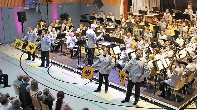 Mit einer schmissigen Fanfare wurde das Konzert stilecht eröffnet. Foto: Evi Seeger