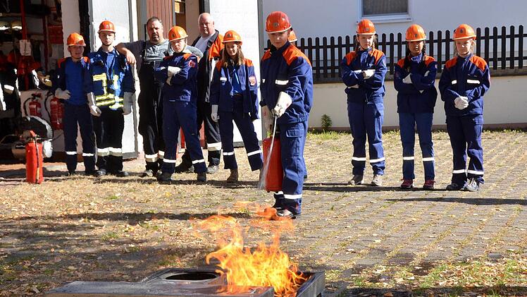 Dank des gasbetriebenen "Fire-Trainers" können verschiedene Brände simuliert und der Einsatz von Feuerlöschern, geübt werden so wie hier in Hohn.