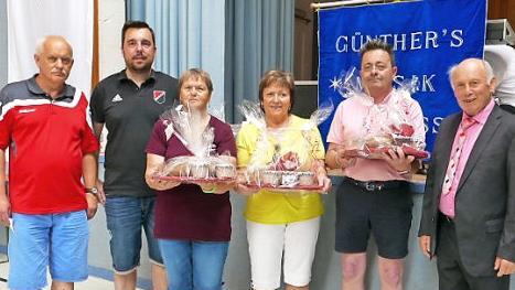 Vertreter der Vereine mit der st&auml;rksten Teilnehmerzahl mit Drittem Vorsitzendem Rudi R&uuml;hmer (links), Vorsitzendem Gerhard Girlich (2.v.l.) und Schirmherr Lorenz Dietsch (rechts).  Foto: privat