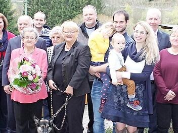 Amalia Jorda (mit Blumen) feierte im Kreise ihrer Familie ihren 90. Geburtstag. Glückwünsche dazu überbrachten unter anderem Ludwigsstadts Zweite Bürgermeisterin Eva Jahn (Dritte von links) und Pastoralreferent Josef Grünbeck (hinten Mitte). Foto: privat