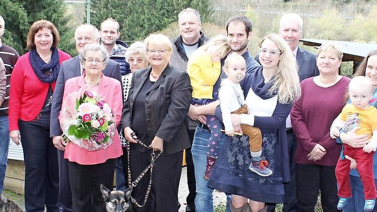 Amalia Jorda (mit Blumen) feierte im Kreise ihrer Familie ihren 90. Geburtstag. Glückwünsche dazu überbrachten unter anderem Ludwigsstadts Zweite Bürgermeisterin Eva Jahn (Dritte von links) und Pastoralreferent Josef Grünbeck (hinten Mitte). Foto: privat