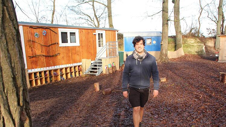 Kurze Hosen auch bei vier Grad: Abgehärtet  ist Tobias Kauper, Leiter des Waldkindergartens Adelsdorf.   Foto: Christian Bauriedel