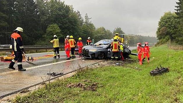 A70 bei Wonsees komplett gesperrt: SUV &uuml;berschl&auml;gt sich bei N&auml;sse - Fahrerin in Wagen eingeklemmt