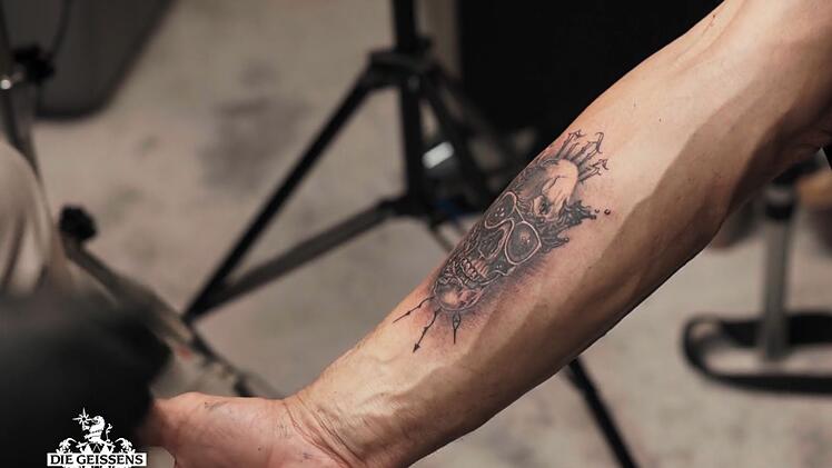 Ein Totenkopf mit den Initialen von Carmen, Davina und Shania ziert nun Roberts Unterarm.