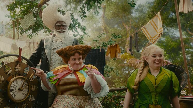 In "Der Wunderweltenbaum" tummeln sich viele verr&uuml;ckte Figuren, zum Beispiel Mondgesicht (Nonso Anozie), Frau Wasch (Jessica Gunning, Mitte) und die Fee Seidenhaar (Nicola Coughlan).
