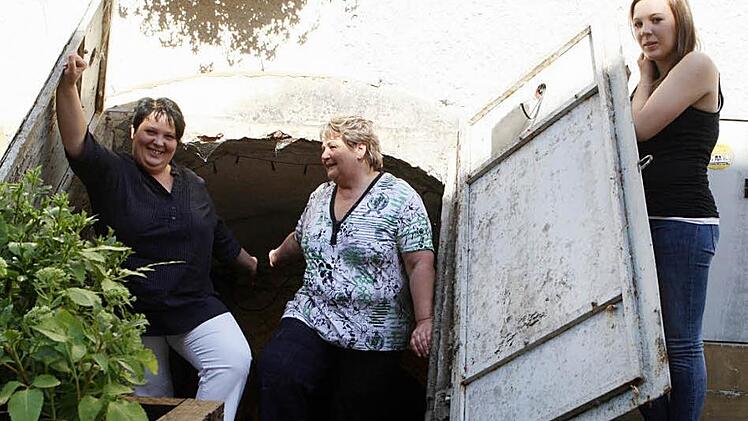 Heute dürfte Xavier Naidoo sofort im Keller von Sonja Schaller, Elisabeth Macziek und Franziska Schaller (von links) spielen. Vor vier Jahren haben sie ihm den Zutritt verwehrt - weil sie ihn nicht erkannten.  Fotos: Sarah Bernhard/Oliver Schmidt