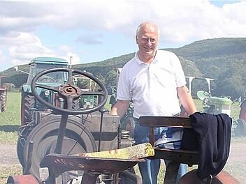 Otto Granich mit dem Traktor, den sein Vater 1937  baute. Mit dem Oldtimer nahm er auch am Festzug teil. Foto: Gerd Schaar