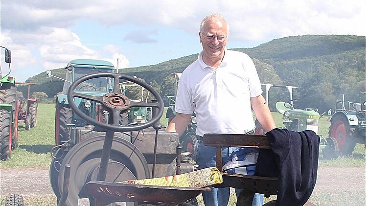 Otto Granich mit dem Traktor, den sein Vater 1937  baute. Mit dem Oldtimer nahm er auch am Festzug teil. Foto: Gerd Schaar