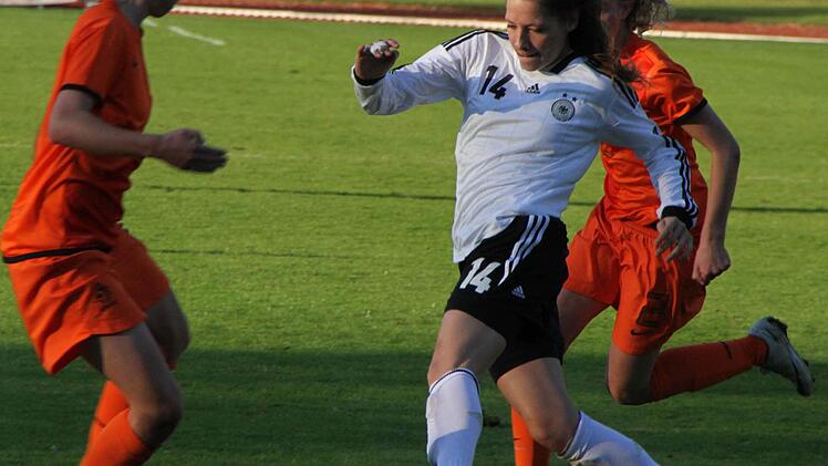 Was die deutschen Spielerinnen - hier Leonie Stenzel (r.) im Angriff - auch immer versuchten, entweder scheiterten sie an der dicht gestaffelten Abwehr der Niederländerinnen oder machten sich selbst mit vielen Ungenauigkeiten das Leben schwer.