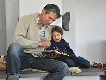 Familienväter wollen heutzutage Ernährer und perfekter Vater zugleich sein. Nach außen bleibe die Mehrheit der Väter dem traditionellen Männerbild treu, trotzdem engagierten sich die meisten bei der Kinderbetreuung, heißt es in einer aktuellen Forsa-Studie. Foto: dpa