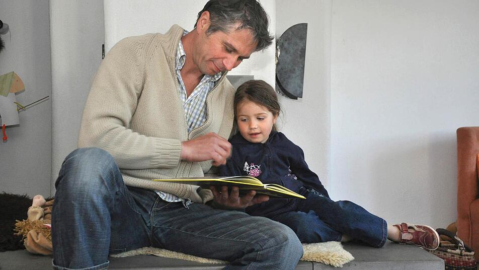 Familienväter wollen heutzutage Ernährer und perfekter Vater zugleich sein. Nach außen bleibe die Mehrheit der Väter dem traditionellen Männerbild treu, trotzdem engagierten sich die meisten bei der Kinderbetreuung, heißt es in einer aktuellen Forsa-Studie. Foto: dpa