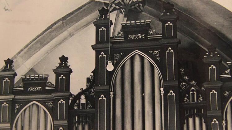 De heute hellgrau gestrichene; sehr modern wirkende Wolf-Orgel war früher dunkel gebeizt: Foto: privat