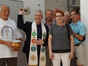 Feierlicher Akt: Direktor Walter Merkt segnete die Räume, assistiert von Ministrant Gerhard Göbel. Rechts daneben: Rainer Waldvogel, Monika Horcher und der Hausgeistliche der Einrichtung, Pater Gottfried Scheer (hinten, 2. von rechts).  Foto: Anton Then