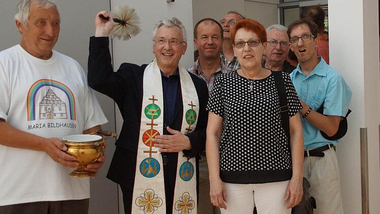 Feierlicher Akt: Direktor Walter Merkt segnete die Räume, assistiert von Ministrant Gerhard Göbel. Rechts daneben: Rainer Waldvogel, Monika Horcher und der Hausgeistliche der Einrichtung, Pater Gottfried Scheer (hinten, 2. von rechts).  Foto: Anton Then