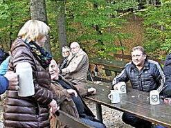 Hartgesottene Kellerfans genießen den Bock auf den Garnituren im Freien.  Foto: Mathias Erlwein