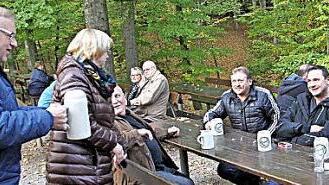 Hartgesottene Kellerfans genießen den Bock auf den Garnituren im Freien.  Foto: Mathias Erlwein