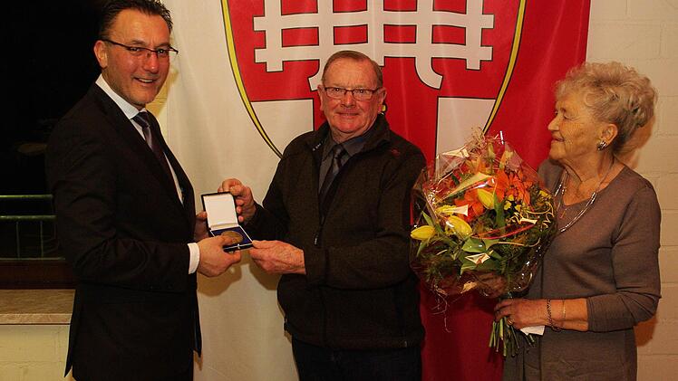 Die Bürgermedaille, eine rare Auszeichnung, überreichte Bürgermeister Thomas Hack beim Neujahrsempfang an Leo Fell, dessen Gattin Gertrud (von links) ihn bei seinem Engagement immer unterstützte.