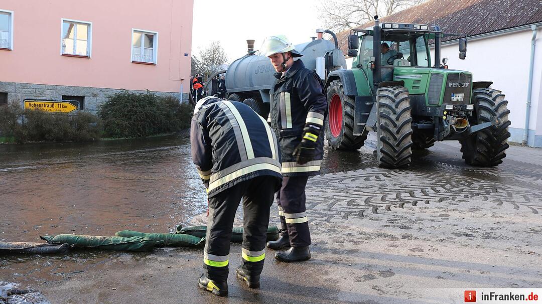 Mit 25.000 Liter Guelle beladener Lkw kippt um