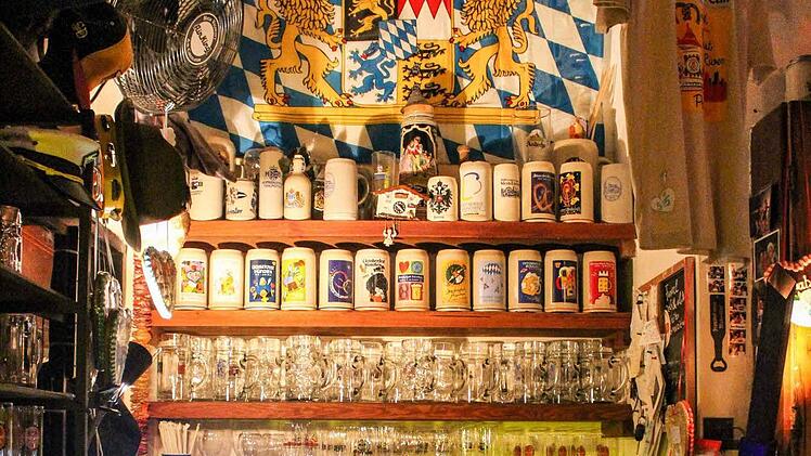 Die Bierkrug-Sammlung beeindruckt James Kobel nicht. "Davon habe ich zu Hause mehr", sagt er.