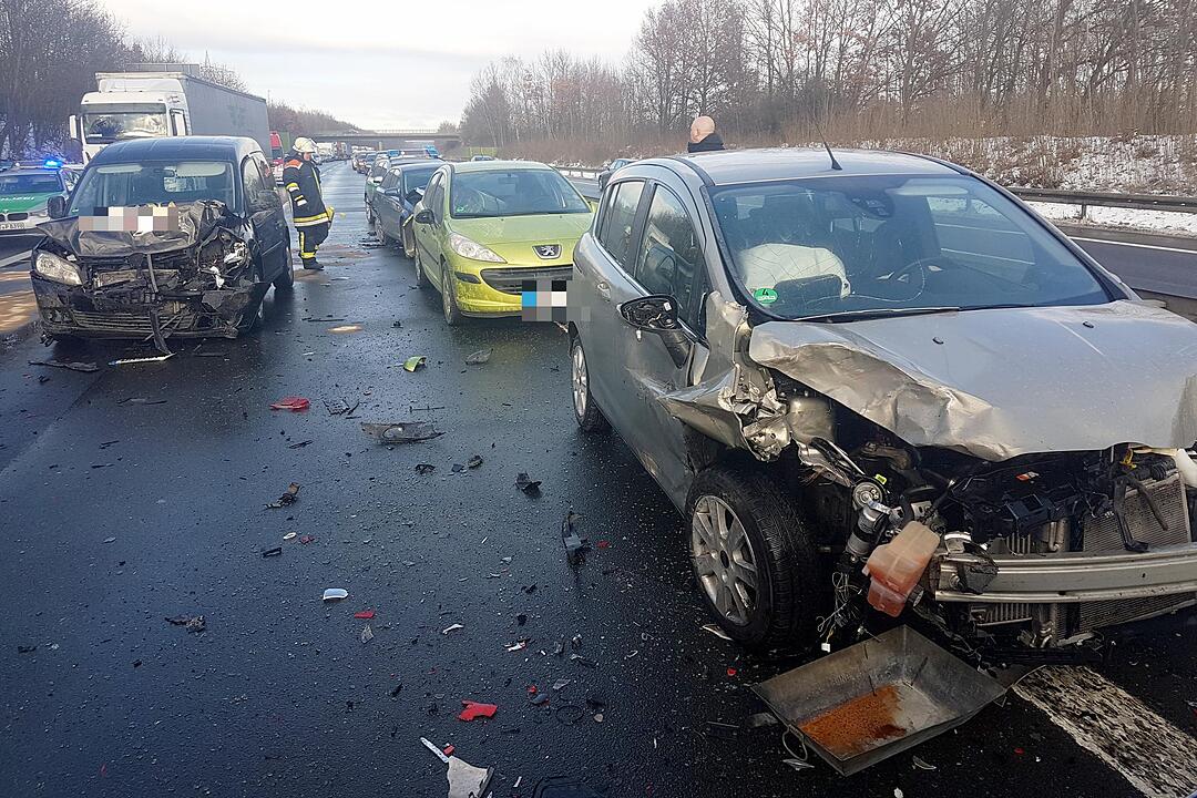 Unfallserie auf der A73 bei Buttenheim - 14 Fahrzeuge an drei Unfällen beteiligt - Mindestens drei Verletzte - Autobahn in Richtung Süden komplett gesperrt