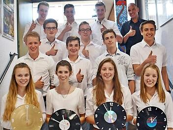 Daumen hoch! hieß es bei der Abschlussveranstaltung des Juniorunternehmens "Sound around the Clock" am Gymnasium Bad Königshofen.  Foto: Friedrich