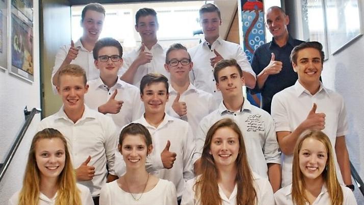 Daumen hoch! hieß es bei der Abschlussveranstaltung des Juniorunternehmens "Sound around the Clock" am Gymnasium Bad Königshofen.  Foto: Friedrich