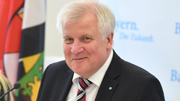 Horst Seehofer (hier nach der Kabinettssitzung im Juni in Kulmbach) musste mit seiner CSU ein bitteres Wahlergebnis schlucken. Foto: Ronald Rinklef