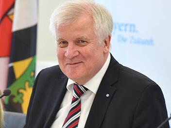 Horst Seehofer (hier nach der Kabinettssitzung im Juni in Kulmbach) musste mit seiner CSU ein bitteres Wahlergebnis schlucken. Foto: Ronald Rinklef