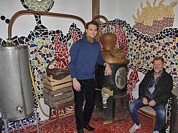 Gewöhnungsbedürftig, da nicht alltäglich: Das Ambiente der Brennerei von Werner und Frank Wunderlich (von rechts) in der Vorstadtstraße 56 in Maroldsweisach.Helmut Will