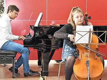 Lilly Hourle und Lennard Fischer spielten einen Latin-Song von Daniel Hellbach. Fotos: Uschi Prawitz
