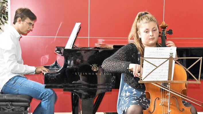 Lilly Hourle und Lennard Fischer spielten einen Latin-Song von Daniel Hellbach. Fotos: Uschi Prawitz