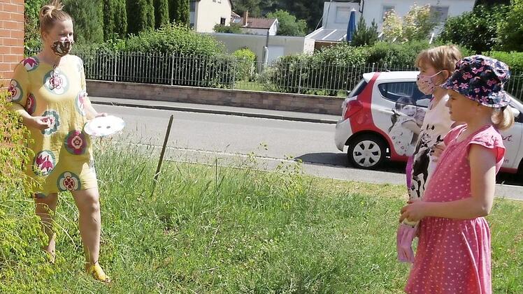 Mandy Dollas-Brandner zeigt den Kindern eine besondere Pflanze im Museumsgarten, den Färberwaid. Daraus wurde früher das Indigoblau gewonnen. Wie das geschah, lernten die Mädchen auch. Fotos: Manja von Nida
