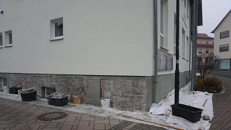 Neue Farbe am Rathaus Oberleichtersbach. Foto: Marion Eckert