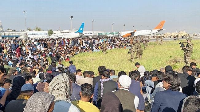 Dramatische Szenen am Flughafen in Kabul. Tausende Menschen wollen das Land verlassen.