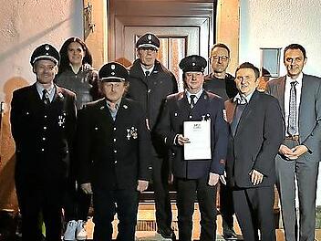 Im Bild (v. l.) stellv. Kommandant Frank Renner, Vorsitzende Tanja Renner, Kommandant Heinrich Roth, Kreisbrandmeister Markus Reischl, Jürgen Harthan, Ralf Oßmann, Gerhard Löffler und Bürgermeister Jörg Neubauer