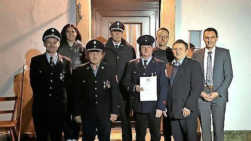 Im Bild (v. l.) stellv. Kommandant Frank Renner, Vorsitzende Tanja Renner, Kommandant Heinrich Roth, Kreisbrandmeister Markus Reischl, Jürgen Harthan, Ralf Oßmann, Gerhard Löffler und Bürgermeister Jörg Neubauer