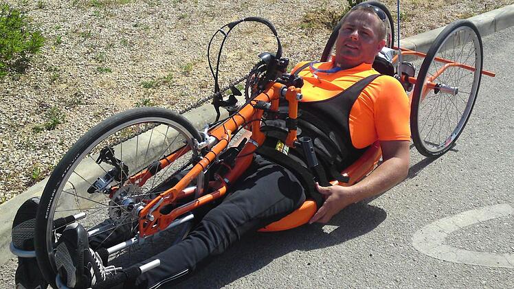 Johannes Weidner mit seinem Handbike, mit dem er auf den Straßen im Maintal sowie im Itz- und Baunachgrund trainiert. Foto: privat