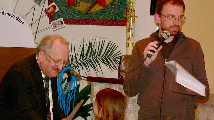 Maria Köhler (mitte) aus Kronach wurde als eine der jüngsten erfolgreichen Teilnehmerinnen am Regional-Wettbewerb "Jugend musiziert" ausgezeichnet. Landrats-Stellvertreter Bernd Stegner (links) und der stellvertretende Leiter der Sing- und Musikschule des Landkreises Kronach, Burkhart Schürmann, (rechts) gratulierten. Foto: Neugebauer