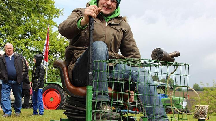 Sebastian Nemet aus Tremitz sägt mit Pedalbetrieb Holz.