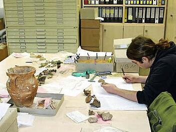 Nicht selten erinnert das Zusammensetzen archäologischer Kleinteile an ein Puzzlespiel. Foto: Universität Bamberg