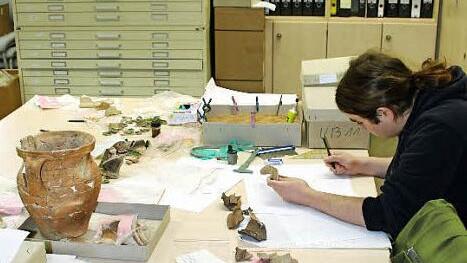 Nicht selten erinnert das Zusammensetzen archäologischer Kleinteile an ein Puzzlespiel. Foto: Universität Bamberg