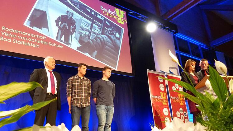 Die Jungenmannschaft der Wettkampfklasse III mit ihrem Trainer Fachoberlehrer Wolfgang Klecker erhält den "Sonderpreis Sport" beim Wettbewerb "Oberfränkischer Realschulchampion". Matthias Welsch
