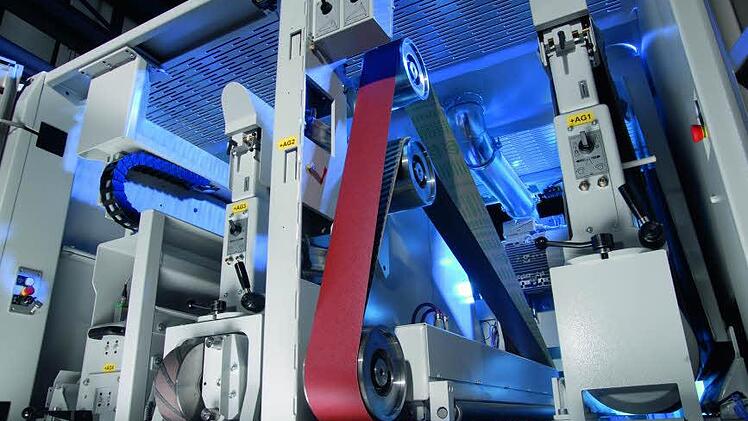 Zu sehen ist hier eine Schleifmaschine, die mit der CBF-Technik ausgestattet ist, für die Georg Weber ein Patent hält.  Foto: Hans Weber