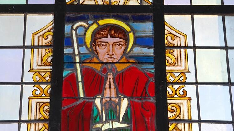 Ein Fensterbild aus der Kirche St. Joseph in Speicherz zeigt den Heiligen Wendelin, an dessen Gedenktag die Grundsteinlegung der Kirche stattfand. Foto: Stephanie Elm