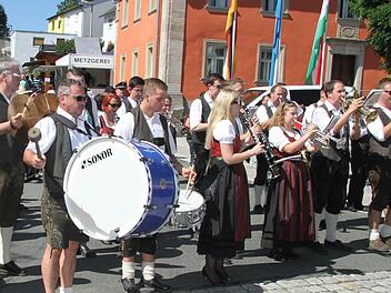 Sein Publikum war so groß wie nie: Der Marktleugaster Musikverein spielte zum Straßenfest in bewährter Manier auf. Fotos: Sonja Adam